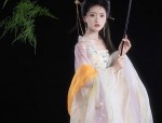 The Elegance of Cheongsam with an Overcoat of a Cape:A Cultural Exploration