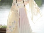 A Little Girl in a Splendid Hanfu Cape:The Enchantment of Traditional Chinese Fashion