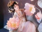 The Elegance of the Ma mian Qun:A Portrait of a Lady in Traditional Chinese Dress