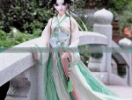 A 12-Year-Old汉服女童 Radiates with Fairy-Like Charm