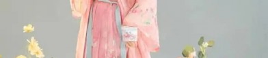 Embracing the Sky in Authentic Hanfu:The Revival of Traditional Chinese Elegance