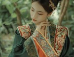 The Splendor of Red Fruits in Traditional Hanfu Fashion