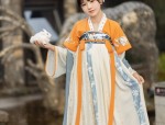 14-Year-Old Hanfu Student Embraces Traditional Chinese Beauty in Ancient Student Costume