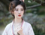 The Enchantment of娃娃古装汉服，传统魅力的现代演绎