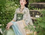 Ancient Style Hanfu Dress and Fans for Girls:A Glimpse into Traditional Chinese Elegance