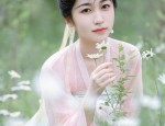 The Encounter with the Green-Clad Hanfu:A Journey into Traditional Chinese Clothing