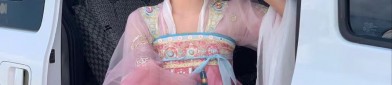 Summer in Glass and Silk:The Story of a Student in Traditional Chinese Hanfu Attire