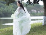 The Student in a Traditional Hanfu Long-Shirt:Embracing Cultural Heritage in Modern Times