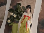 White Cheongsam and Modern Chinese Headdress:A Blend of Tradition and Fashion
