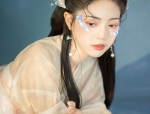 Embracing the New Sino-Style:The Rise of Embroidered Cheongsam Skirts with Horseface Patterns