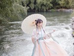 The Enchantment of Traditional Chinese童装汉服女装，一种文化与时尚的融合