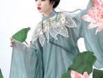 The Embracing Elegance of a Mothers Cheongsam at Her Wedding Gala