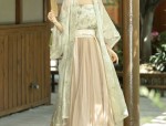 Cashmere Qipao:The Elegance of Goat Hair in Traditional Chinese Fashion