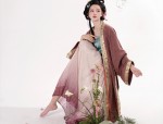 Summer in a Cheongsam:The Elegance of Traditional Chinese Dress