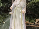 The Qipao Bride:Embracing Tradition in Her Wedding Gown