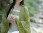 Maternal-Child Harmony in Traditional Chinese Fashion:Qipao and Hanfu for Mother-Daughter Duo