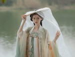The Ethereal Performance of Guzheng with the Traditional Horseface Skirt