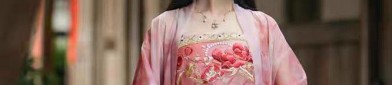 The Charm of a Red Cheongsam as a Toast-Wearing Bride for a Petite Bride