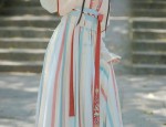 Embracing the New Sino-Style:The Rise of Embroidered Cheongsam Skirts with Horseface Patterns