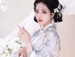 Mid-Length Sleeve Cheongsam Skirt with Three-Quarter Length Thin Fabric Design