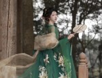 Embracing the New Sino-Style:The Rise of Embroidered Cheongsam Skirts with Horseface Patterns