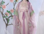 The Splendor of a Red Cheongsam:The Story of Full-Bloom Beauty