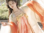 Horse Riding and Hanfu Fashion:A Blend of Ancient Tradition and Modern Elegance