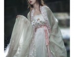 The Elastic Charm of Un-Slit Cheongsam:A Closer Look