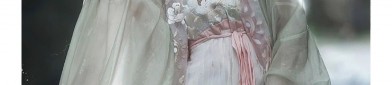 Winter Warmth in a Hanfu Dùn:A Thickened Hooded Robe for Women