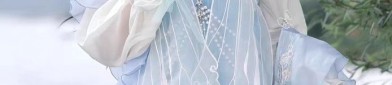 The Enchanting Beauty of Hanfu Headdress:Childrens Wiggling Steps with Traditional Hair Ornament