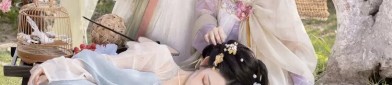 The Ethereal Beauty of Hair Bands and Ancient Chinese-Style Robes in Modern Fashion