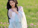 Little Girl in Traditional Chinese Fashion:White Sneakers and Hanfu 汉服)