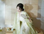 The Vibrant Red Headdress of Childrens Hanfu Fashion:A Cultural Exploration