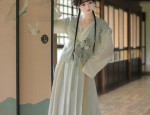The Elegance of a Dark Blue Horseface Skirt in Traditional Chinese Fashion