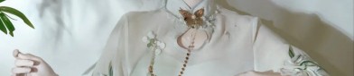 The Elegance of Qipao for the Joyful Mother-in-Law at the Wedding