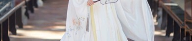 The Enchantment of Hanging Zither and Traditional Hanfu:A Cultural Journey