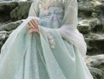 Enchanting and Dominating:The Allure of the Waist-Length Hanfu for the Super-Chic Woman