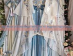 The Allure of a Horseface Skirt and Its Separate Tops:A Closer Look