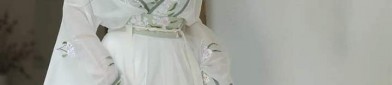 White Hanfu with Hairband:A Glimpse into Traditional Chinese Elegance