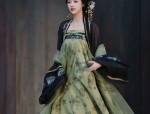 Embracing Modernity in Traditional Qipao:The Evolution of Three-Color Improved Cheongsam