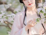 Bright and Beautiful:The Revival of Hanfu as a Students Summer Attire
