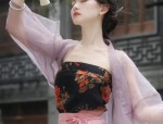 Red毛衣与马面裙的时尚融合，一场视觉盛宴的解读