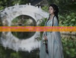 White Cheongsam and Modern Chinese Headdress:A Blend of Tradition and Elegance