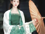 The Enchantment of a Girls毛衣 with a Skirted Mien:A Guide to Styling a Ma Mian裙