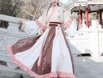 Embracing the New Sino-Style:The Red Horseface Skirt in Modern Vogue