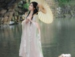 Summer Elegance in Mid-Length Cheongsam:A Fashionable Journey
