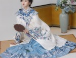 The Journey of a Junior Schoolgirl into the World of Hanfu Traditional Chinese Clothing)