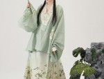 Exploring the Enigma of Ethnic Fashion:The敦煌飞天裤子 and Its Evolution in Modern Times