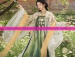 Emerald Green Cheongsam:A Blend of Tradition and Modernity
