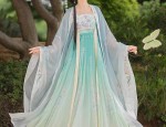 A Little Girl in a Splendid Hanfu Cape:The Enchantment of Traditional Chinese Fashion